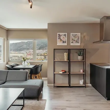 Corner For 6 Guests With A View & Balcony 아파트 *